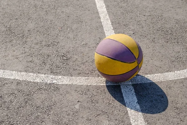 Conceito de basquete de rua, a bola está . — Fotografia de Stock