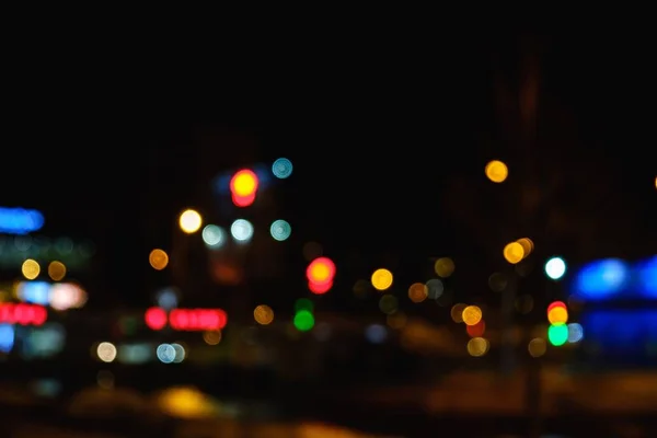 Luces abstractas borrosas de la ciudad nocturna. Fondo de la calle . —  Fotos de Stock