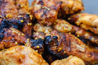 Plakalı ızgara tavuk kanatları.