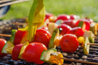 Sebze ızgara salamura barbekü sağlıklı, şenlik ateşi sıcak.