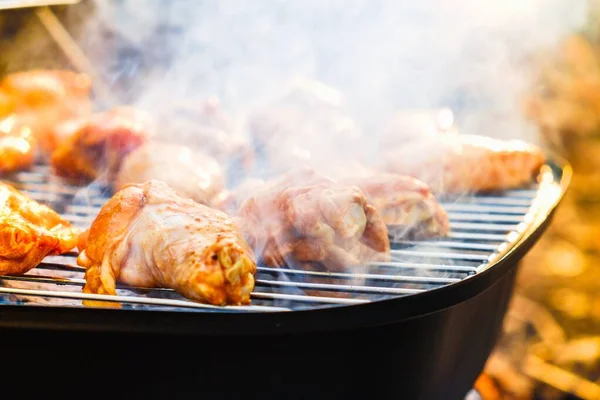 Barbecue ailes de poulet feu de cuisson, aile . — Photo