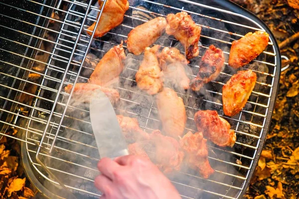 바비큐치킨 날개에 불지르기, 석탄 파티. — 스톡 사진