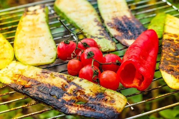 Grillades de légumes marinade barbecue sain, savoureux feu de joie . — Photo