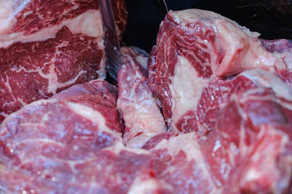 Гриль из говяжьего мяса, барбекю на газоне . — стоковое фото