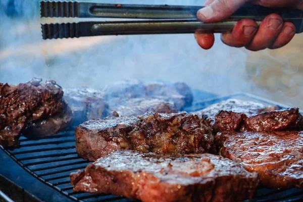 Sommer Natur Grill Grillfleisch, Rasen Frühling. — Stockfoto