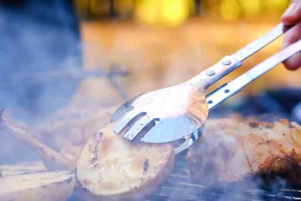 Barbekyu outdoor bbq memanggang kentang, daging . — Stok Foto