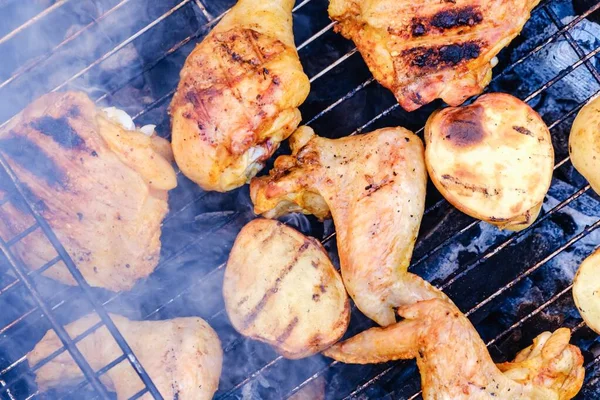 야외에서 바베큐 BBQ 그릴 감자, 매콤 한 요리. — 스톡 사진