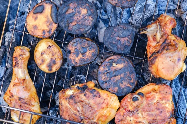 În aer liber gratar bbq gratar cartofi, gătit bucătar . — Fotografie, imagine de stoc