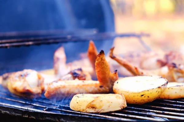 En plein air barbecue barbecue pomme de terre grillade, nutrition . — Photo