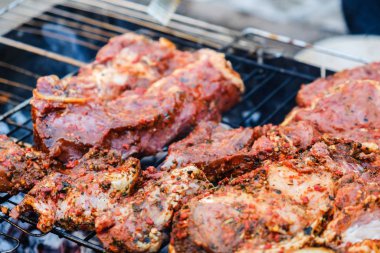 Çiğ biftek ızgarası, ateş..