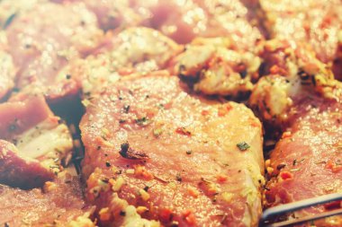 Çiğ biftek ızgarası, barbekü yakın plan..