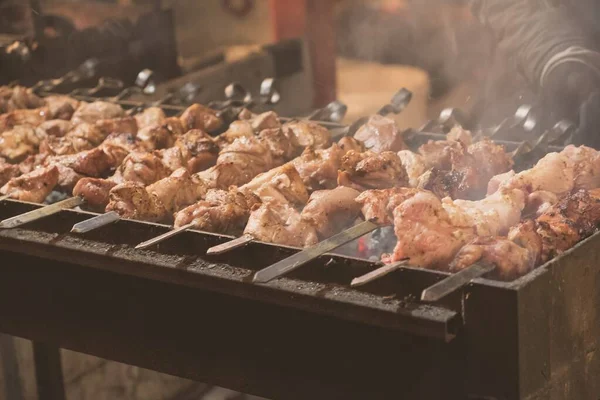Kebab carne cozinhar alimentos grelhados, bife de fumaça . — Fotografia de Stock