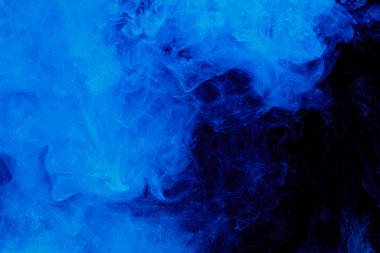 Suyu siyah su rengine boya soyut.