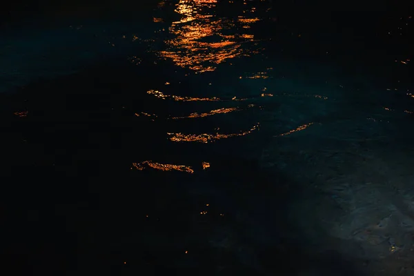Πολύχρωμο κυματισμός του νερού σε μια λίμνη με φόντο φούσκα bokeh. Αφηρημένο κύμα — Φωτογραφία Αρχείου