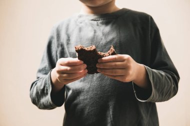 Ucuz ekmek yeme çocuk dilenci. Zavallı çocuk ve insanlar bağış gönüllü kavramı.