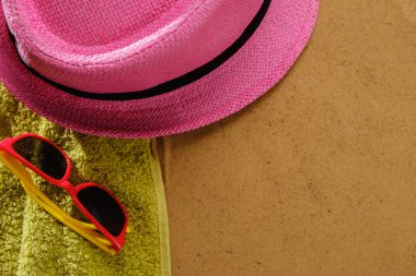 Kumlu plaja havlu çerçeve ve yaz aksesuarları ile en iyi görünümü. Arka plan kopya alanı ve kum doku ile.