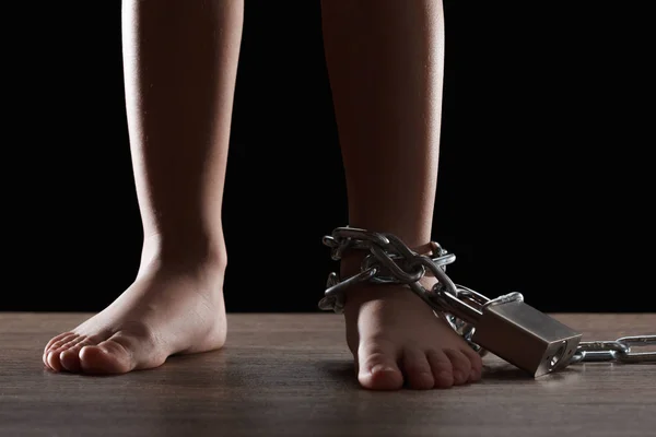 Niños con cadena atada, encarcelados, retardados, Concepto de niño — Foto de Stock