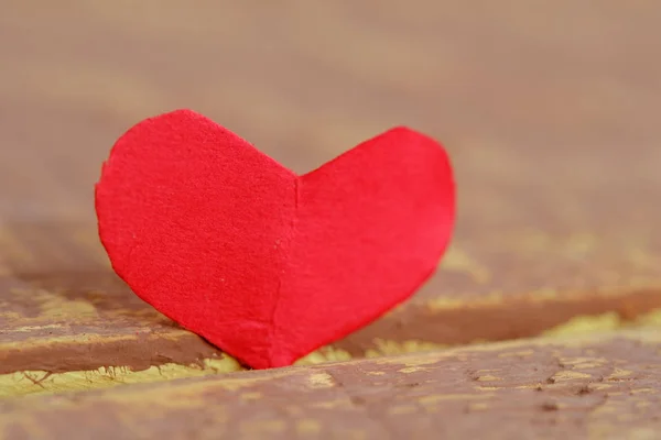 Valentinstag rotes Herz auf altem Holz. Urlaubskarte — Stockfoto