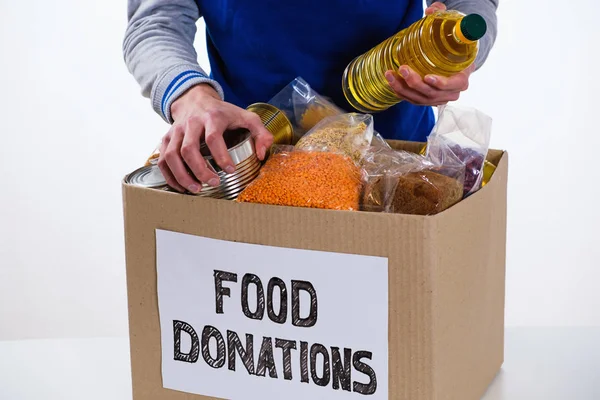 Alimentos en caja de cartón de donación, aislados sobre fondo blanco — Foto de Stock