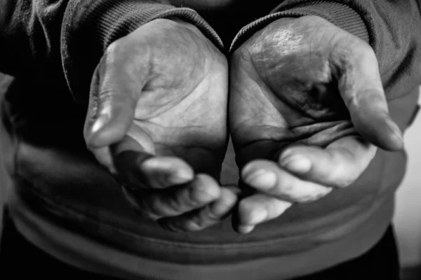 Närbild smutsiga män händerna på fattige — Stockfoto