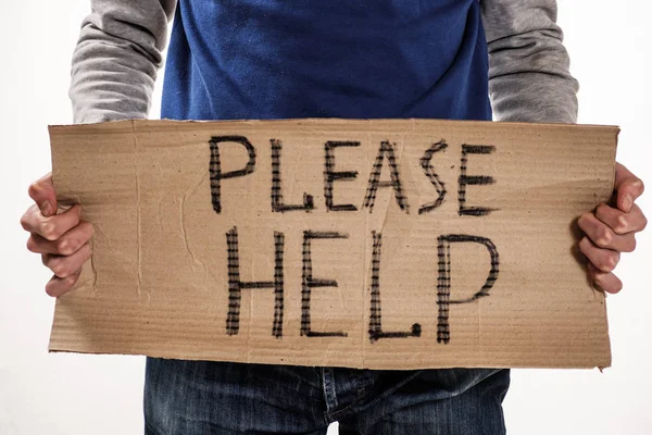 Bezdomny biedny człowiek trzyma kartonach z word proszę o pomoc — Zdjęcie stockowe