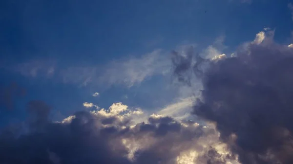 Himmelblå dag molnlandskap natur, luft miljö. — Stockfoto