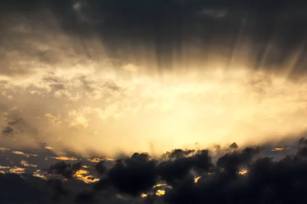 Nuage de ciel dramatique pour l'arrière-plan, orageux sombre, nuageux . — Photo