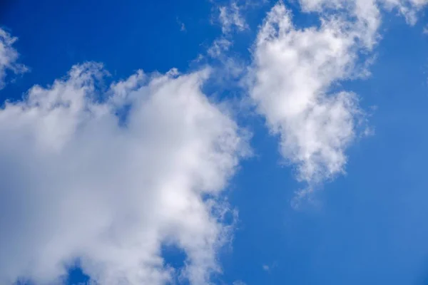 Cielo cielo con giorno colore blu per lo sfondo, ambiente meteorologia . — Foto Stock