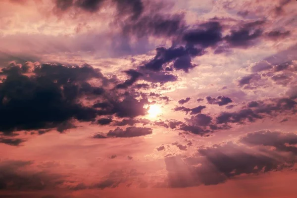 Dramatische Himmelswolke für Hintergrund, dunkel stürmisch, bewölkt Sonnenuntergang. — Stockfoto