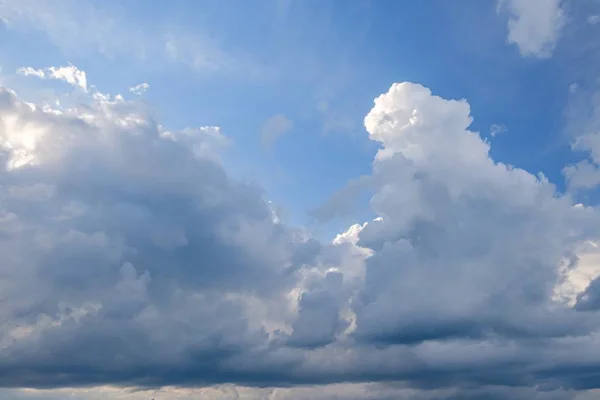 Cielo blu giorno paesaggio nuvoloso natura, bella nuvola . — Foto Stock