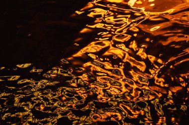 Gece şehri hafif su birikintisi asfalt, yol yağmuru.