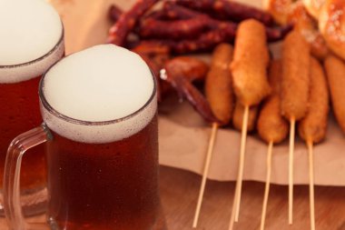 Bira bardağı alkollü, sosisli, barın tepesinde..