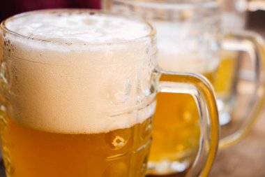 Köpük ve damla ile yakın çekim iki soğuk bira.