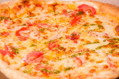 Arka planda pizza biber sosu, yemek..