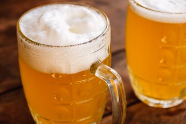 Köpük ve damla ile yakın çekim iki soğuk bira.