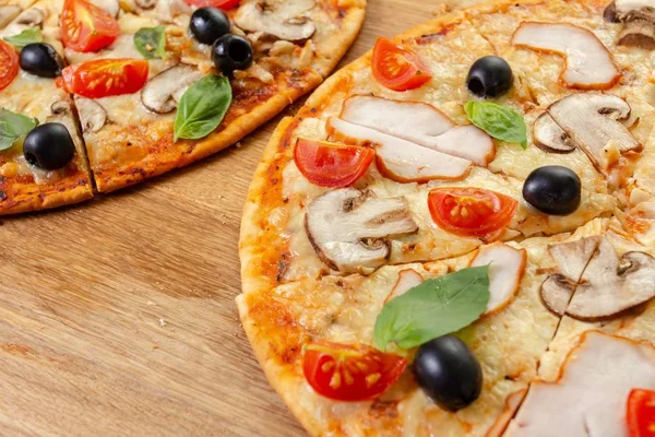 Włoska pizza z kawałkiem sera, pieczone jedzenie, pyszne. — Zdjęcie stockowe