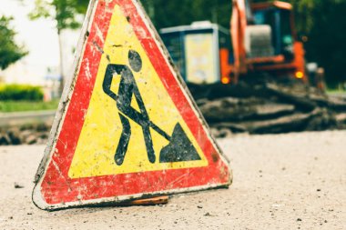 Yol uyarı işareti yıpranmış ve hasar görmüş yüzey, şehir.