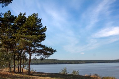 Doğa nehri açık hava, mavi sulu manzara, yeşil manzara.