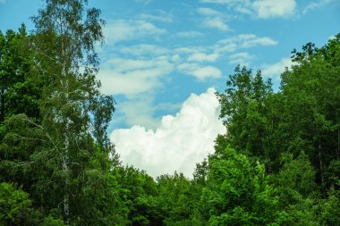 Gökyüzü cenneti ile gündüz mavisi arka plan için, bulutlu hava.