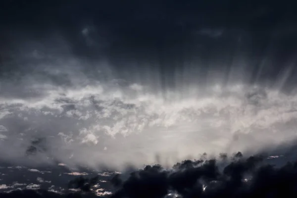 戏剧化的天空云彩为背景 黑暗的暴风雨天气 — 图库照片