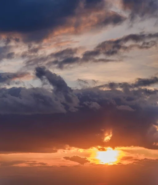 Червоний Малиновий Захід Сонця Небо Помаранчевий Темний Вечір Сцена — стокове фото
