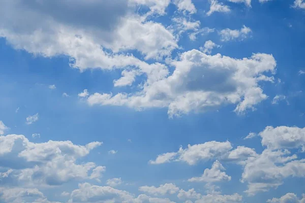 Небо Синий День Облачно Солнце Белое Небо Высоко — стоковое фото