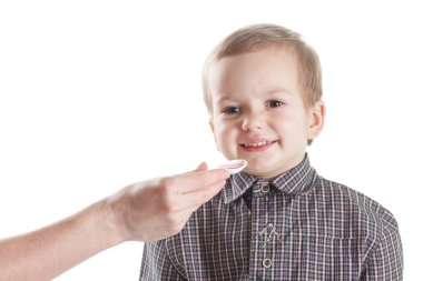 Çocuk şurubu kaşıkta, ilaç, bebek bakımı, vermek.