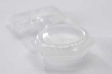 Beyaz arka plan makrosu üzerinde izole beyaz haplar ve tabletler