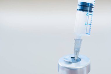 Şişelerde ve şırıngalarda ilaç, aşıya, kanser tedavisine, ağrı tedavisine hazır ve ayrıca yasadışı olarak kullanılabilir.