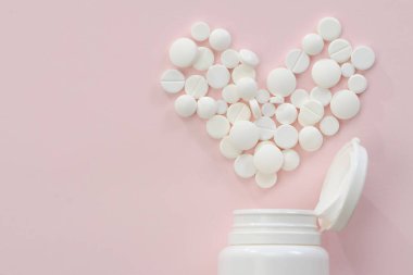 Tıbbi muayene, teşhis ve tedavi kavramlarını mavi arka planda, karışık hapları soru işareti olarak izole et