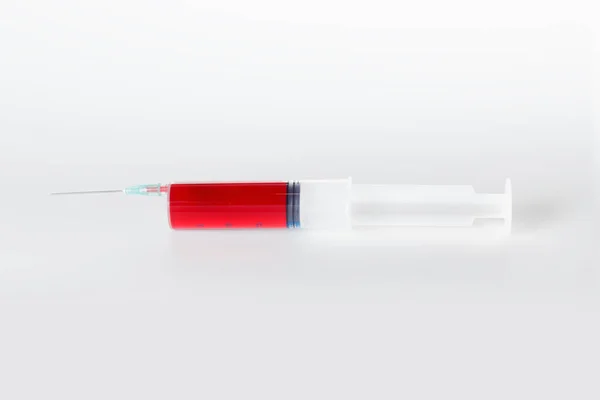 Spuit Met Rode Vloeistof Bloeddonor Voor Injectie Witte Achtergrond — Stockfoto