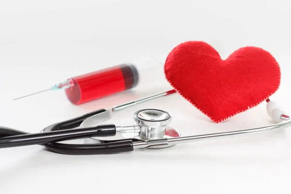 Czerwone Serce Stetoskop Biurku Suringe Koncepcja Medyczna — Zdjęcie stockowe