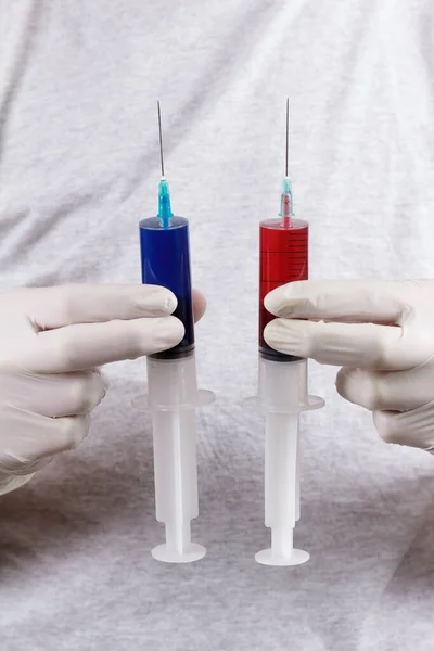 Artsenhand Witte Handschoen Houdt Twee Injectiespuiten Met Prepareerstraal Van Naald — Stockfoto