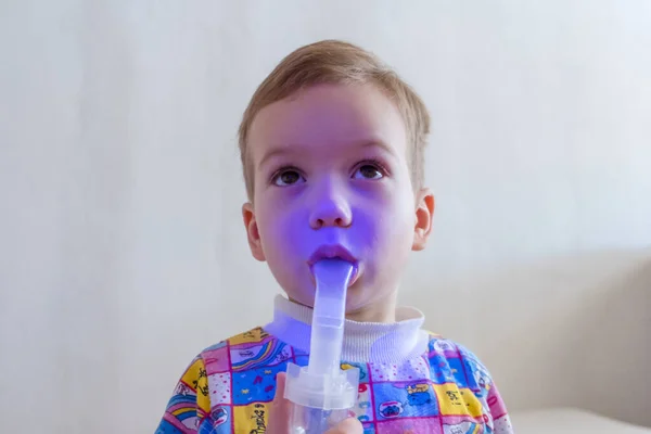 Menino Pequeno Inalação Terapêutica Usando Nebulizador — Fotografia de Stock